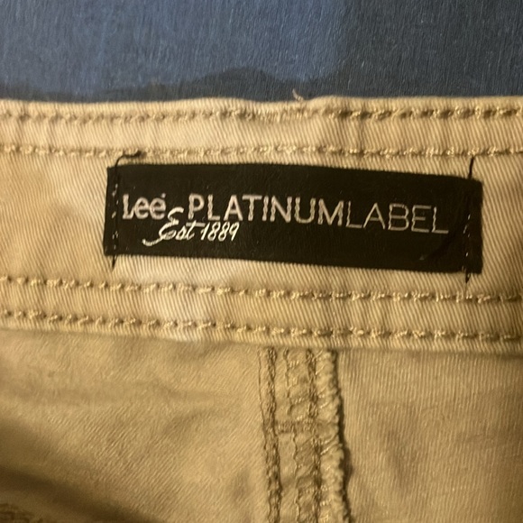 Size 6 Petite✨khaki color shorts - Picture 9 of 11